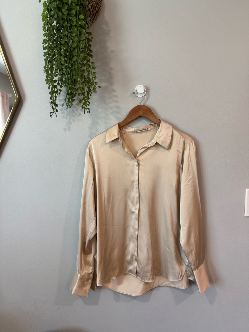 Abercrombie & Fitch Cream Satin Button-Down Shirt Size Medium